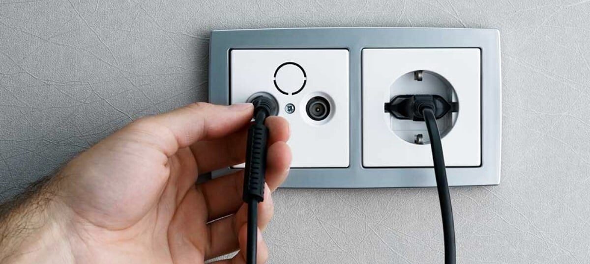 Professional TV antenna wall point installation